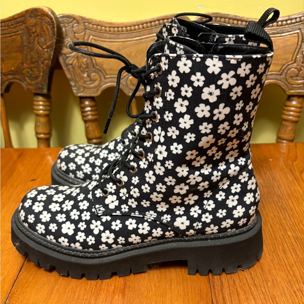 Call it Spring floral trailblazer zipper/tie sz 10 women’s boots